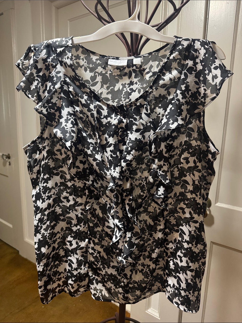 New York & Company Black & White Floral Ruffle Sleeveless Blouse